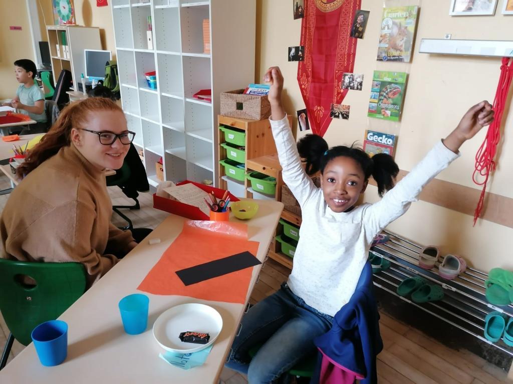 Els joves de Berlín no obliden els nens: la Summer School ajuda a superar les desigualtats